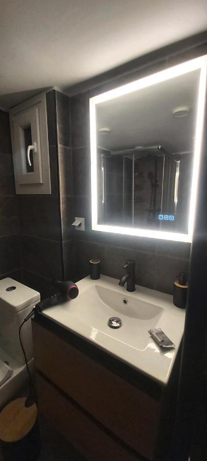 Sky Nomads Apartment Tesalonika Bagian luar foto