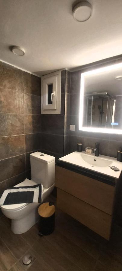 Sky Nomads Apartment Tesalonika Bagian luar foto