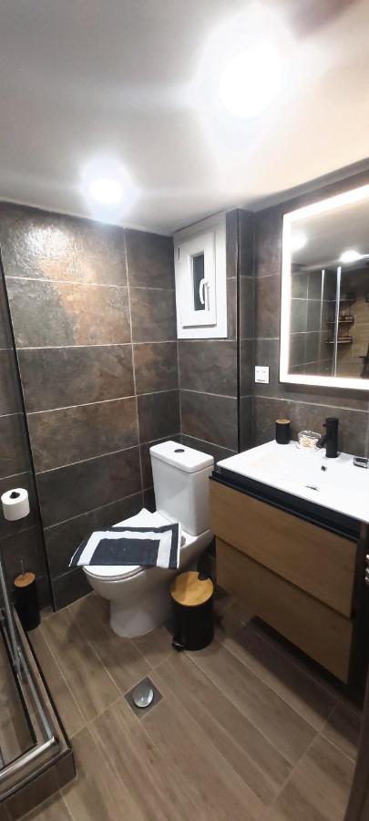 Sky Nomads Apartment Tesalonika Bagian luar foto