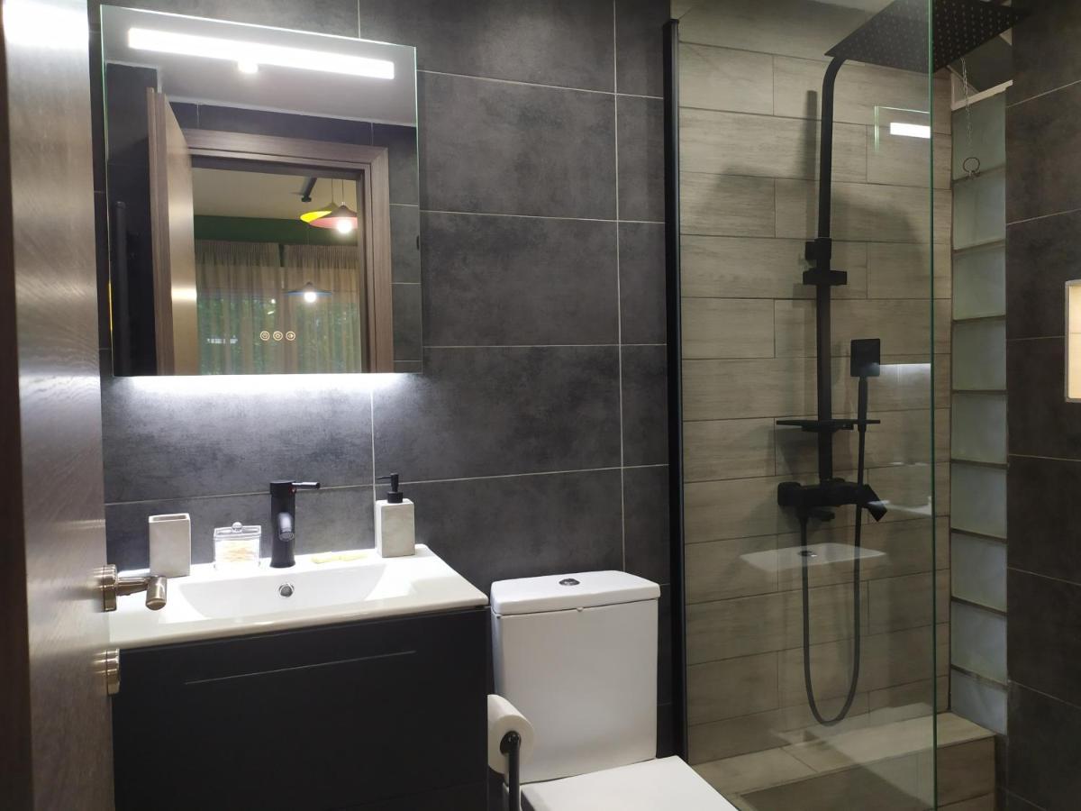 Sky Nomads Apartment Tesalonika Bagian luar foto