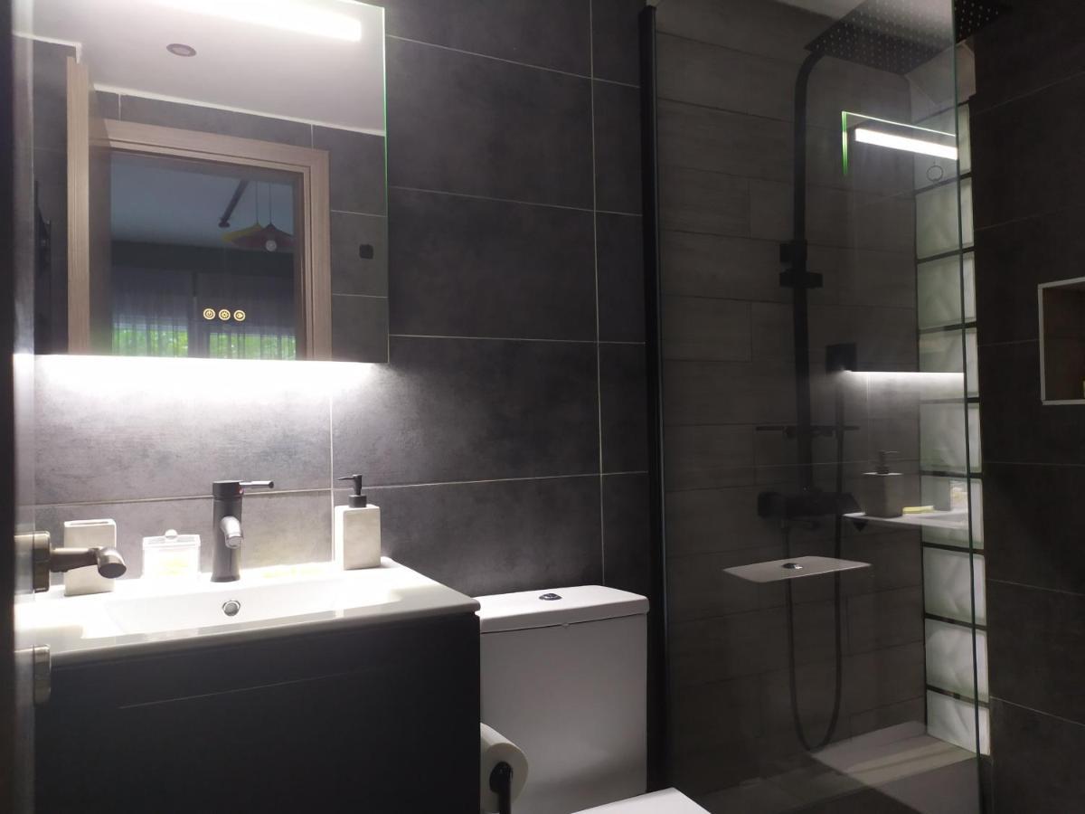 Sky Nomads Apartment Tesalonika Bagian luar foto