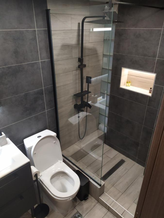 Sky Nomads Apartment Tesalonika Bagian luar foto