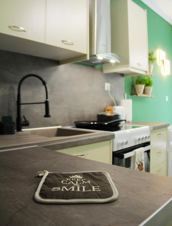 Sky Nomads Apartment Tesalonika Bagian luar foto
