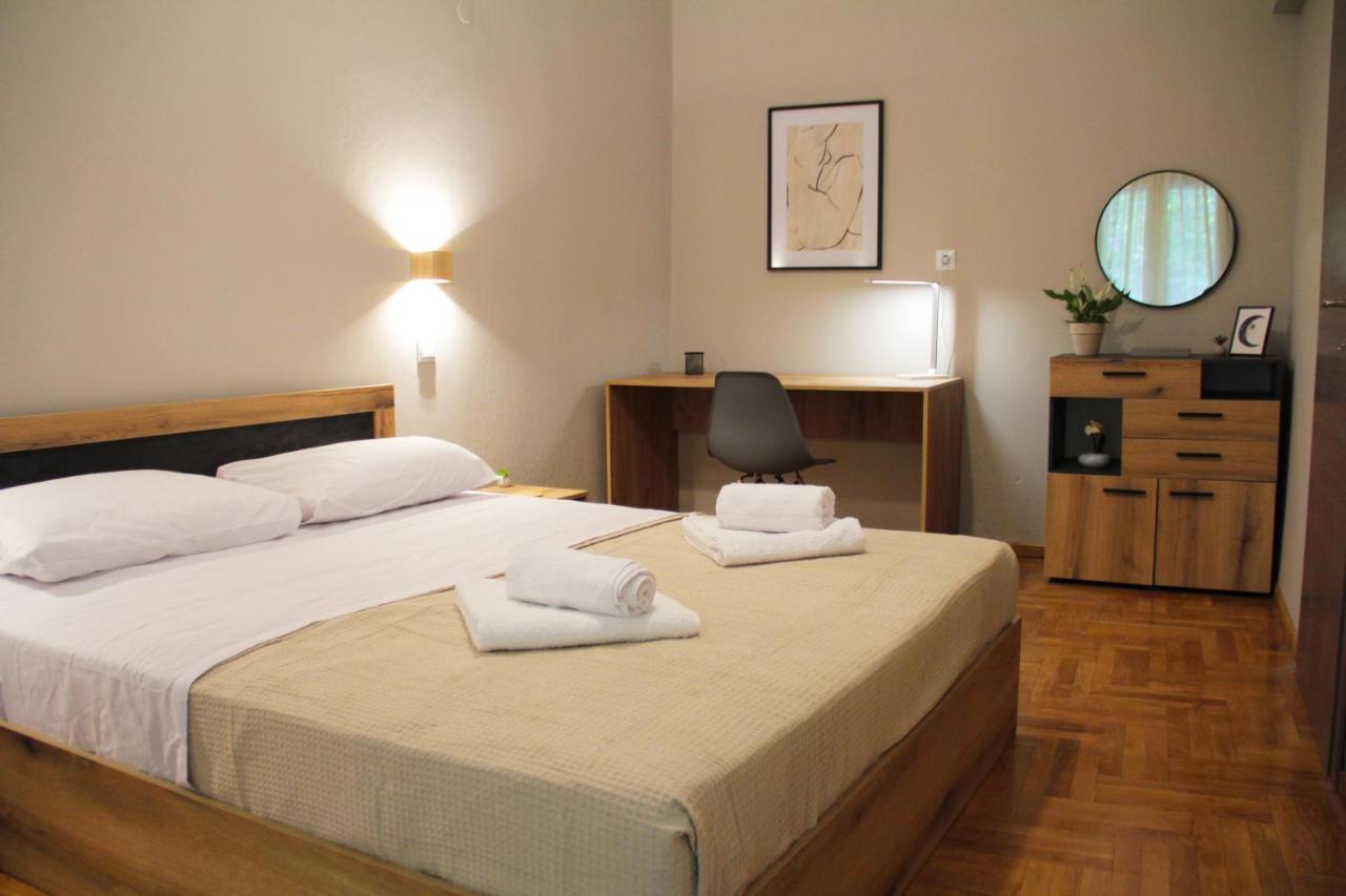 Sky Nomads Apartment Tesalonika Bagian luar foto